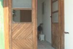 Zlodej vypáčil vchodové dvere a vlámal sa do rodinného domu 
